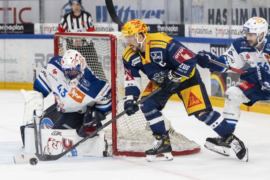 Zuerichs Torhueter Jakub Kovar, links, kaempft um den Puck gegen Zugs PostFinance Topscorer Jan Kovar, rechts, im Playoff-Final Eishockeyspiel der National League zwischen dem EV Zug und ZSC Lions am  ...