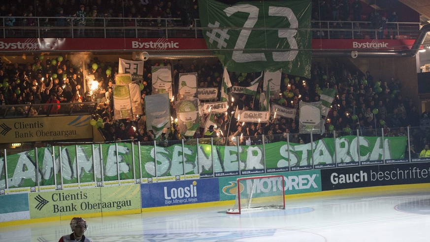 EHC Olten Fans mit Transparenten vor dem dritten Playoff-Halbfinalspiel der National League B zwischen dem SC Langenthal und dem EHC Olten am Freitag 8. Maerz 2013 in Langenthal. Ronny Keller, vom EHC ...