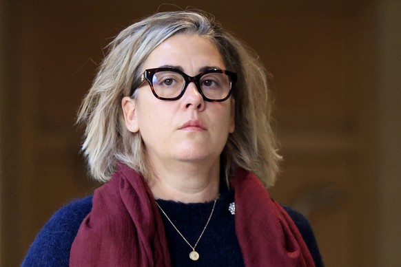 epa11730776 Caroline Darian, daughter of Gisele Pelicot, arrives at the criminal court in Avignon, France, 20 November 2024, during the trial of Gisele Pelicot&#039;s ex-husband. Dominique Pelicot is  ...