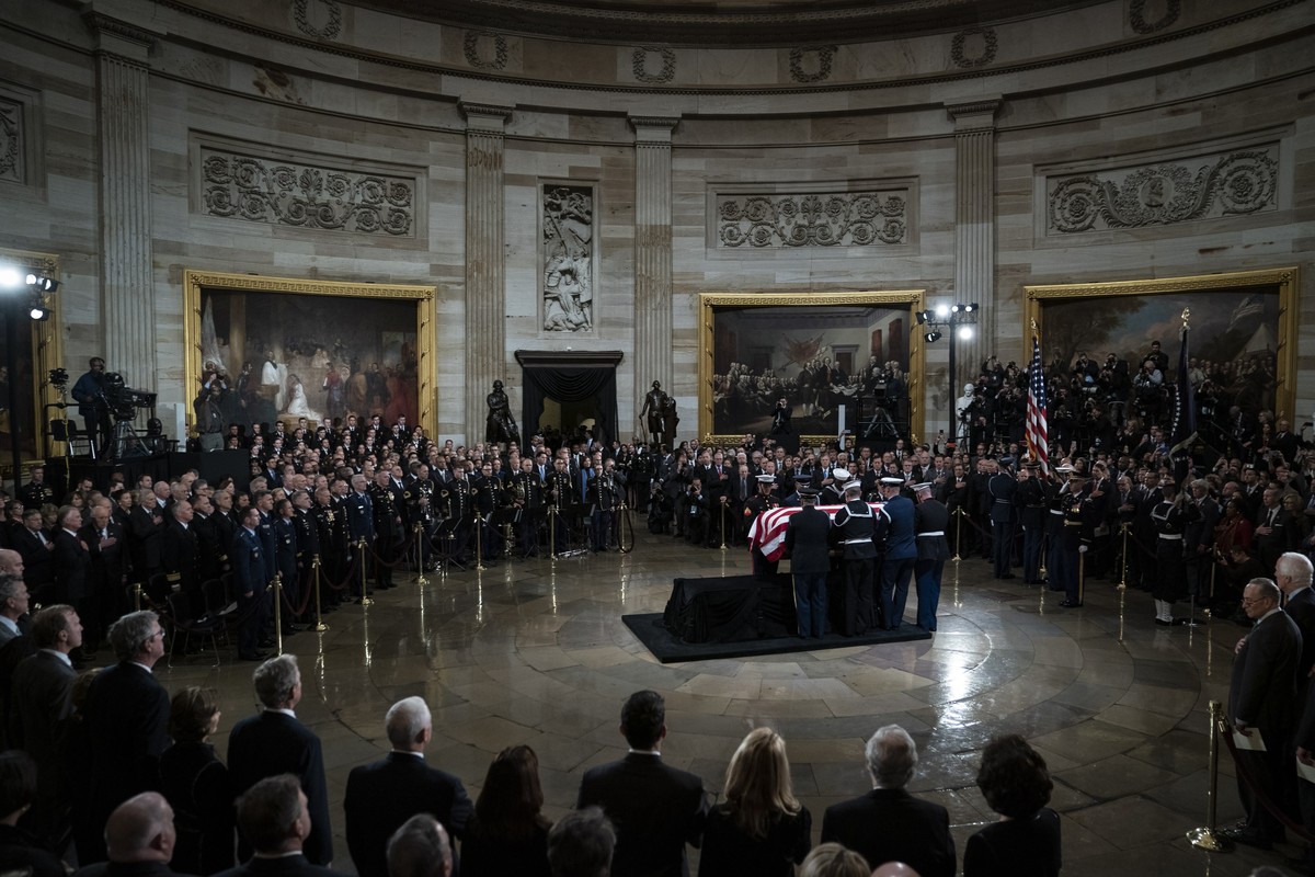 epa07207293 The casket of former US President George H. W. Bush is carried in by Military Honor Guard as he arrives to lie in State at the U.S. Capitol Rotunda on Capitol Hill in Washington, DC, USA,  ...