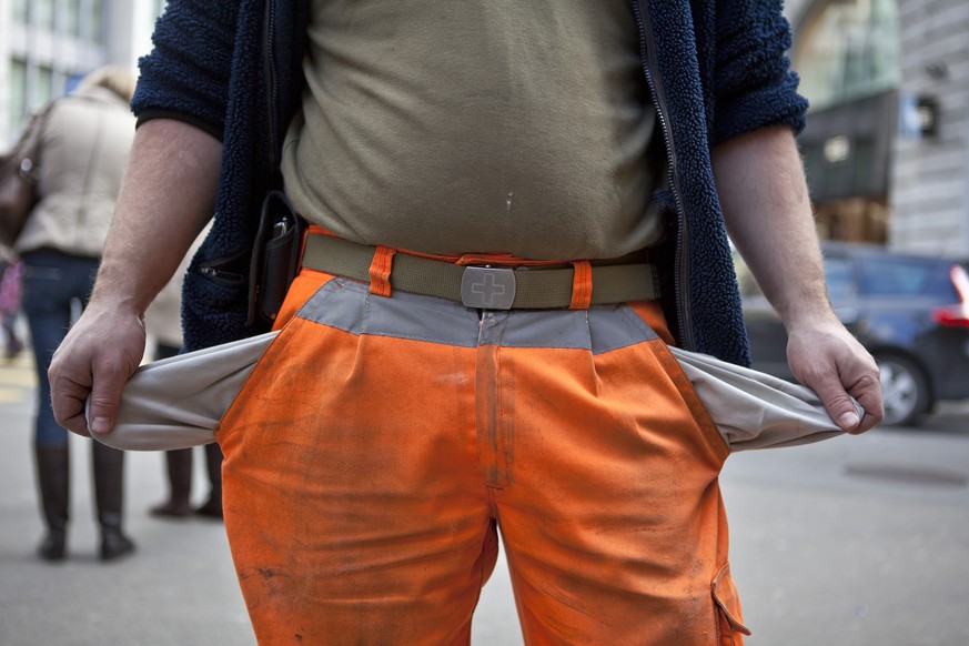 ZUR PROGNOSE DER KONJUNKTURFORSCHUNGSSTELLE KOF, DASS DER SCHWEIZ EINE REZESSION DROHE, STELLEN WIR IHNEN AM MITTWOCH, 28. JANUAR 2015, FOLGENDES ARCHIVBILD ZUR VERFUEGUNG - A construction worker in w ...