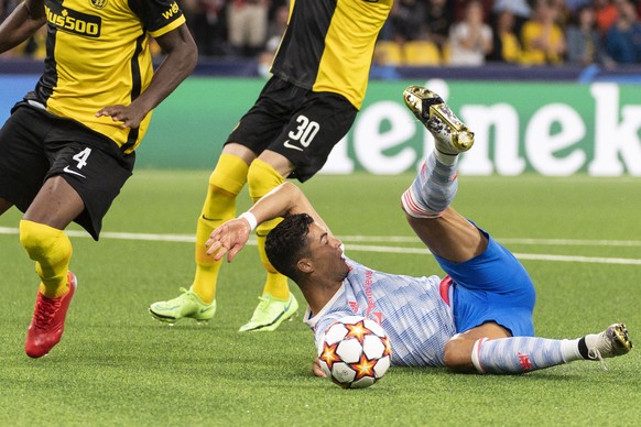 Manchester&#039;s Cristiano Ronaldo falls after a clash with YB players, during the UEFA Champions League group F soccer match between BSC Young Boys and Manchester United, on Tuesday, September 14, 2 ...