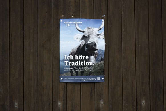 Ein Plakat des Komitees Glocken-Initiative haengt an einer Tuer, am Samstag, 18. November 2023 in Aarwangen. Im Dorf Aarwangen im Kanton Bern debattieren die Einwohner ueber das Verbot von Kuhglocken  ...