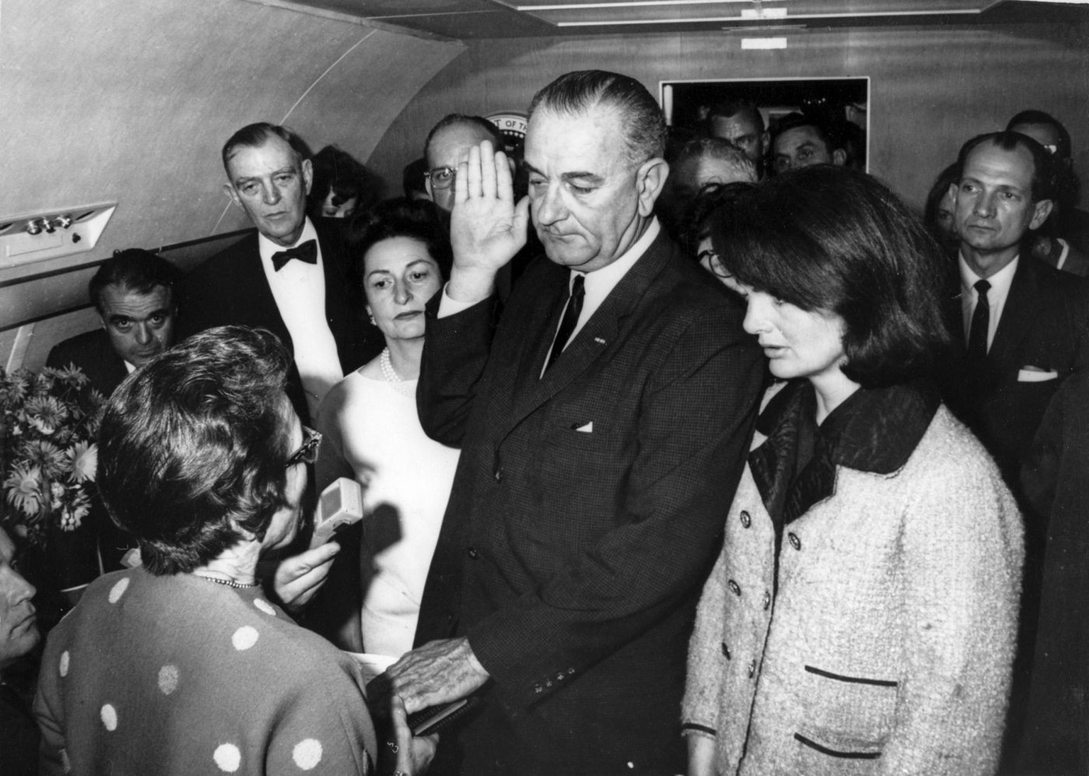 Drei Tage nach der Ermordung des Praesidenten John F. Kennedy legt sein Nachfolger Lyndon B. Johnson im Beisein von Jacqueline Kennedy waehrend des Fluges von Dallas nach Washington den Amtseid als Pr ...