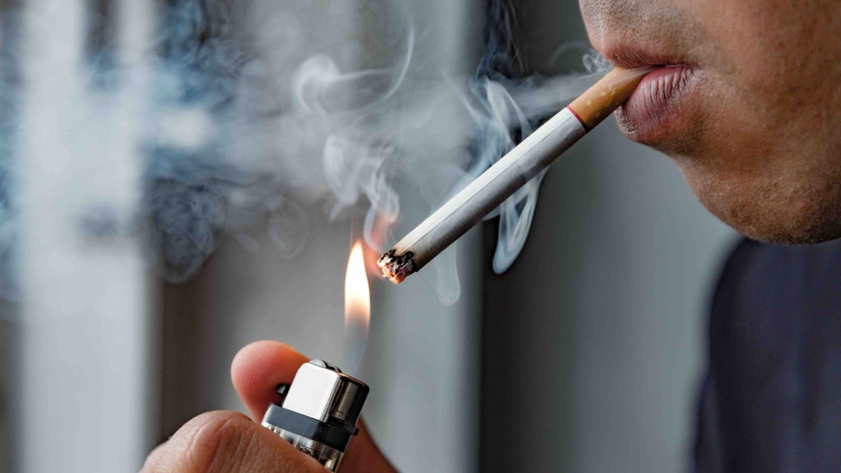 Raucher, Zigarette anzünden, Feuerzeug (Symbolbild)