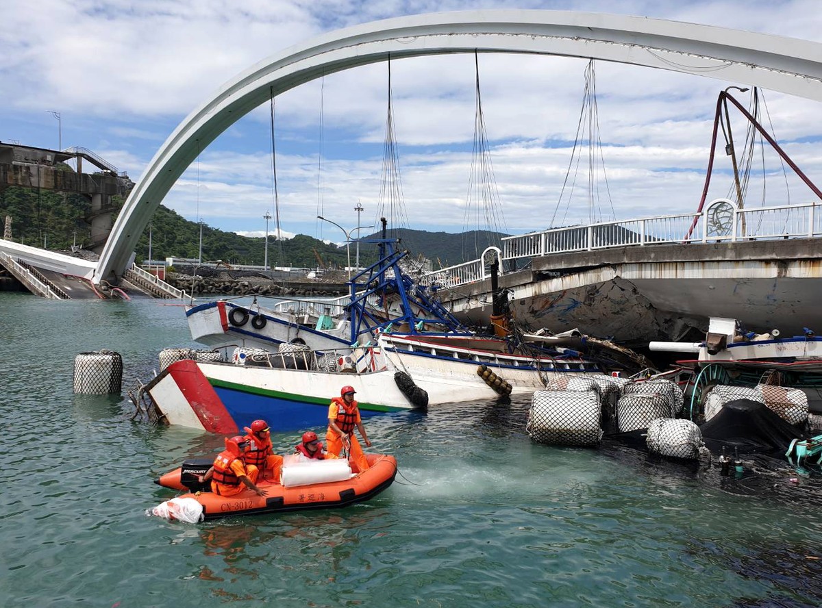 epa07884120 A handout photo made available by Taiwan Coast Guard Administration shows rescuers at the scene of the collapsed Nanfangao Bridge in Nanfangao, Yilan County, northeastern Taiwan, 01 Octobe ...