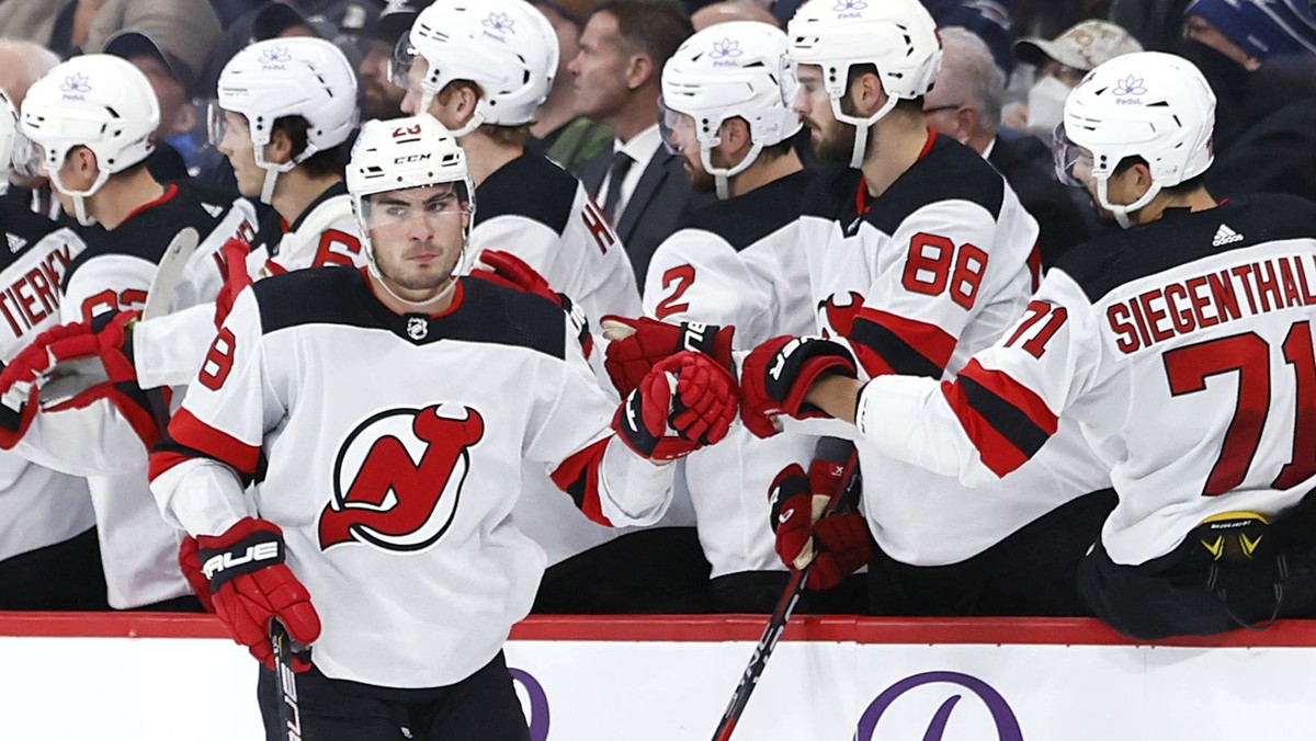 NHL, Eishockey Herren, USA New Jersey Devils at Winnipeg Jets Nov 14, 2023 Winnipeg, Manitoba, CAN New Jersey Devils right wing Timo Meier 28 celebrates his second period goal against the Winnipeg Jet ...
