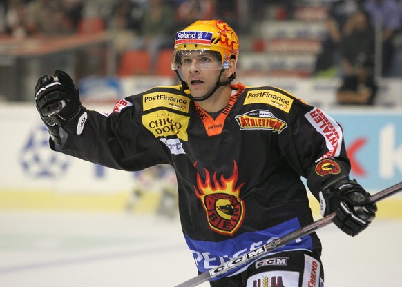 Berns Martin Steinegger feiert ein Tor beim Eishockey Nationalliga A Meisterschaftsspiel zwischen Bern und Lugano am Freitag, 9. September 2005, in Bern. (KEYSTONE/Photopress/Yoshiko Kusano)