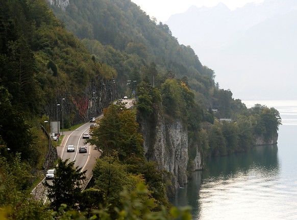 Die Axenstrasse bleibt wegen Felssturzgefahr rund acht Wochen gesperrt. (Archivaufnahme)