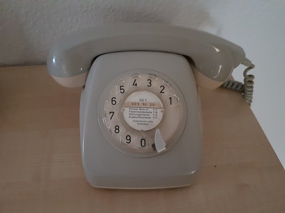 Diese Jungs sollen in vier Minuten auf einem alten Telefon eine Nummer wÃ¤hlen. ð¤£ð¤£ð¤£
Unser Dekoobjekt im Flur ist der Hit bei den Kindern. Als wir ihnen zeigten, wie lange es dauert eine Telef ...