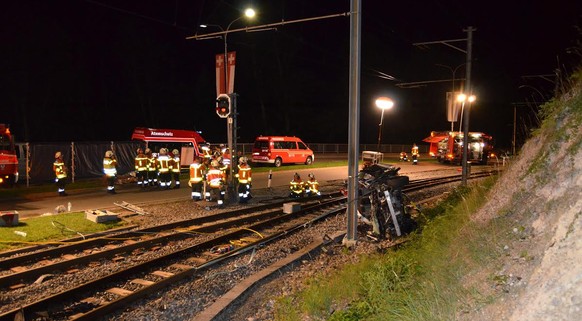 Ein 21-Jähriger verlor die Kontrolle über sein Auto, prallte in einen Mast und starb noch auf der Unfallstelle.