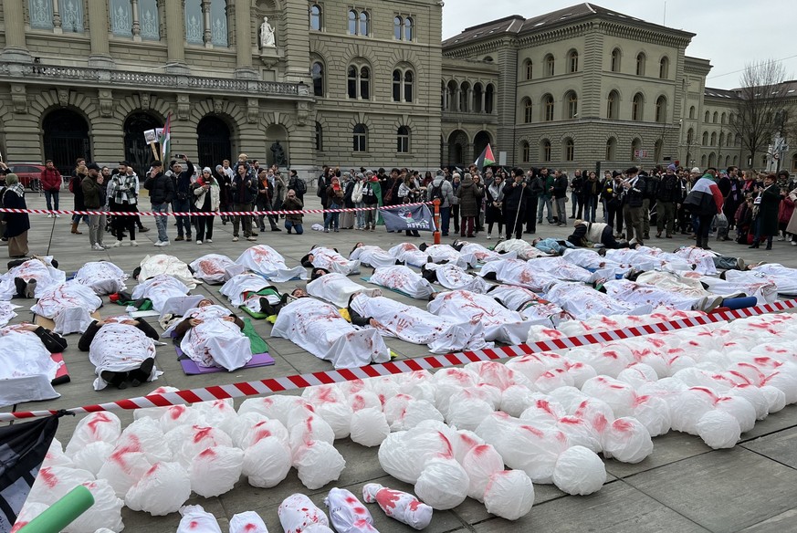 Menschen in Leichentüchern an Pro-Palästina-Demonstration auf dem Bundesplatz in Bern, am Samstag, 2. März 2024