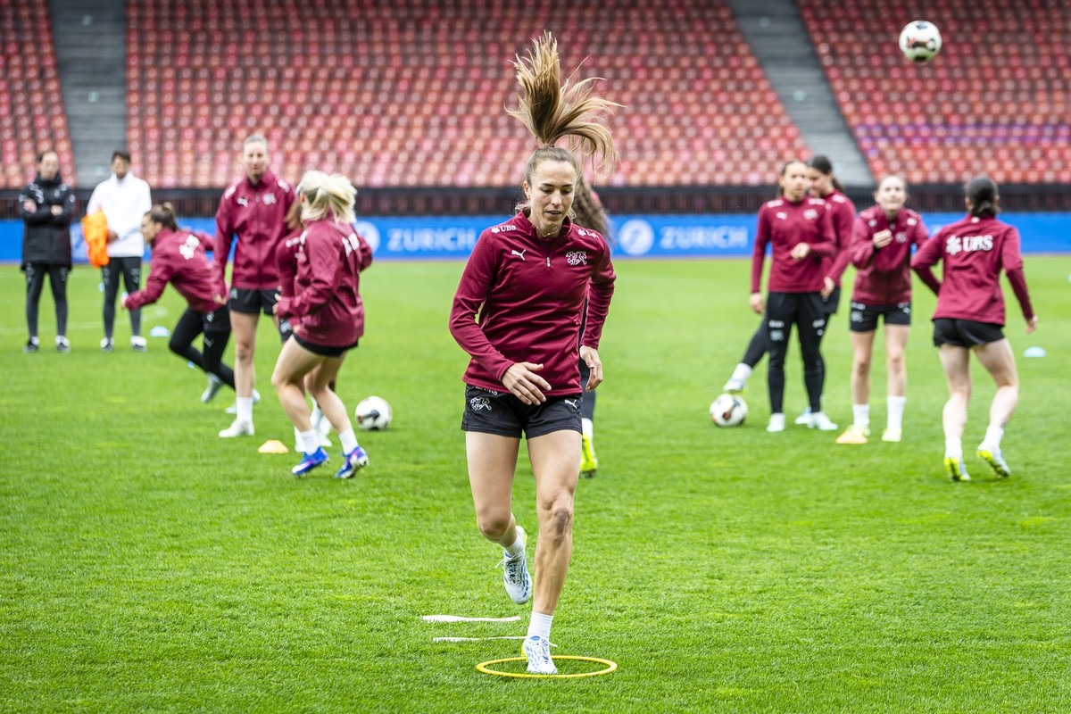 KEYPIX - Switzerland's Lia Waelti in action during a training session the day before the World Cup qualifier between Switzerland and Turkey at the Letzigrund stadium in Zurich, Switzerland on Mon ...