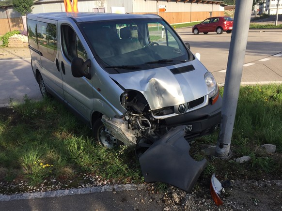 Der Wagen ist Schrott, die Laterne intakt, der Fahrer unverletzt (aber allenfalls verkatert).