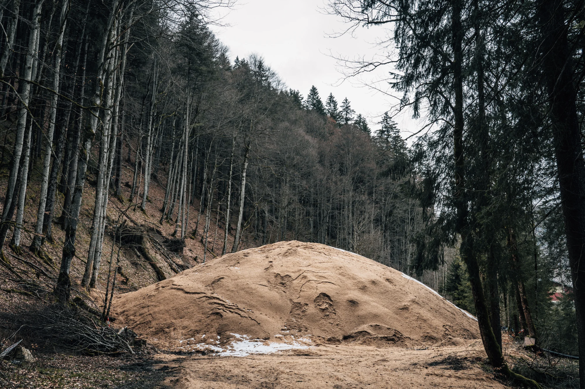 In Engelberg wird Schnee für die Präparation der Skisprungschanze übersommert.