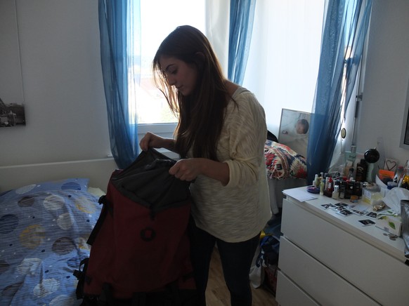 Anil Akman packt ihren Rucksack in ihrem Zimmer in Zürich-Wiedikon.