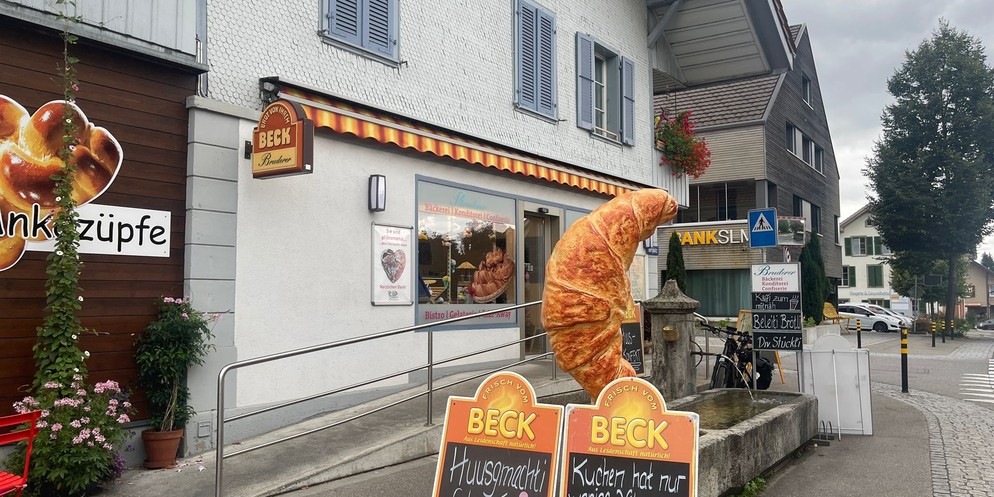 Bei der Bäckerei Bruderer in Wichtrach wurde das Gipfeli in Grösse einer Person gestohlen.