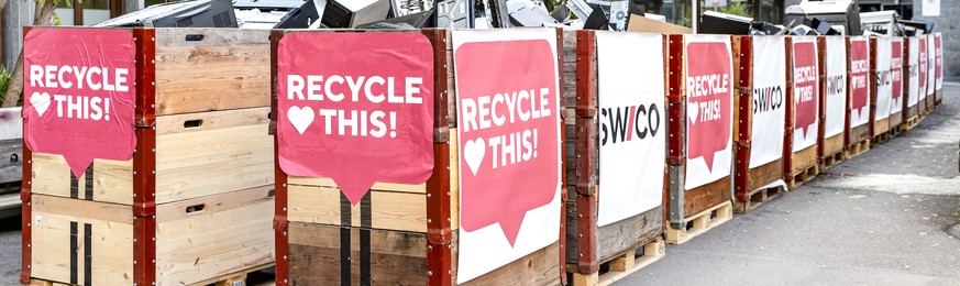 Ein Lastwagen liefert ca. 8 Tonnen Elektroschrott an zum Event und Medienfruehstueck des Wirtschaftsverbands Swico Recycling, fotografiert am Donnerstag, 3. Oktober 2019, in Zuerich. (KEYSTONE/Aladin  ...