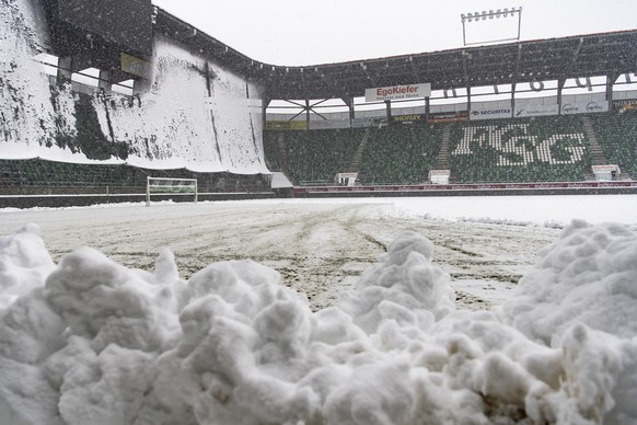 Blick auf den Platz nach der Verschiebung des Fussball Super-League Spiel zwischen dem FC St. Gallen und dem FC Zuerich, am Sonntag, 3. Februar 2019, im Kybunpark in St. Gallen. Das Spiel musste wegen ...