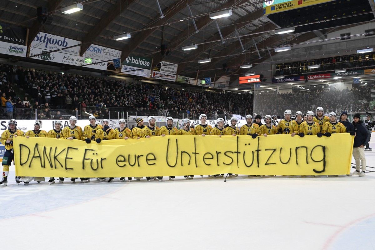 Die Spieler bedanken sich bei den Fans nach dem Ausscheiden und dem freiwilligen Rueckzug aus der Swiss League, nach dem Viertelfinal Spiel 5, zwischen dem EHC Olten und dem SC Langenthal, am Mittwoch ...