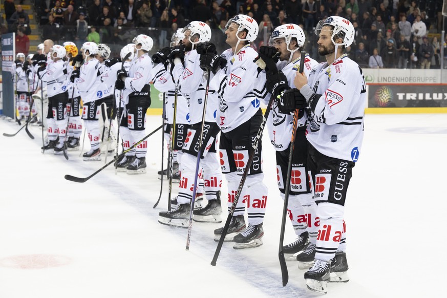 HC Lugano Players reagieren nach der Niederlage (7-3), beim Eishockey Meisterschaftsspiel der National League zwischen dem SC Bern und dem HC Lugano, am Freitag, 7. Oktober 2022, in der PostFinance Ar ...