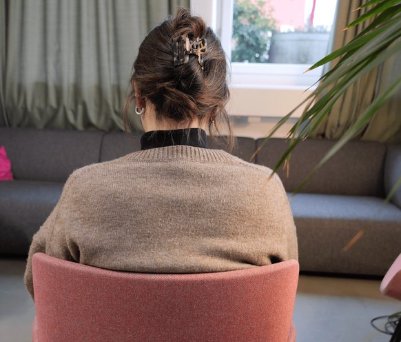 Symbolbild: Frau, die ihr Budget mach, aber kein Geld sparen kann.