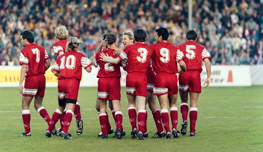 Spieler der Schweizer Nationalmannschaft jubeln nach einem Goal, aufgenommen am 5. Juni 1991 in St. Gallen beim EM-Qualifikationsspiel Schweiz gegen San Marino. Die Schweiz gewinnt das Spiel mit 7 zu  ...