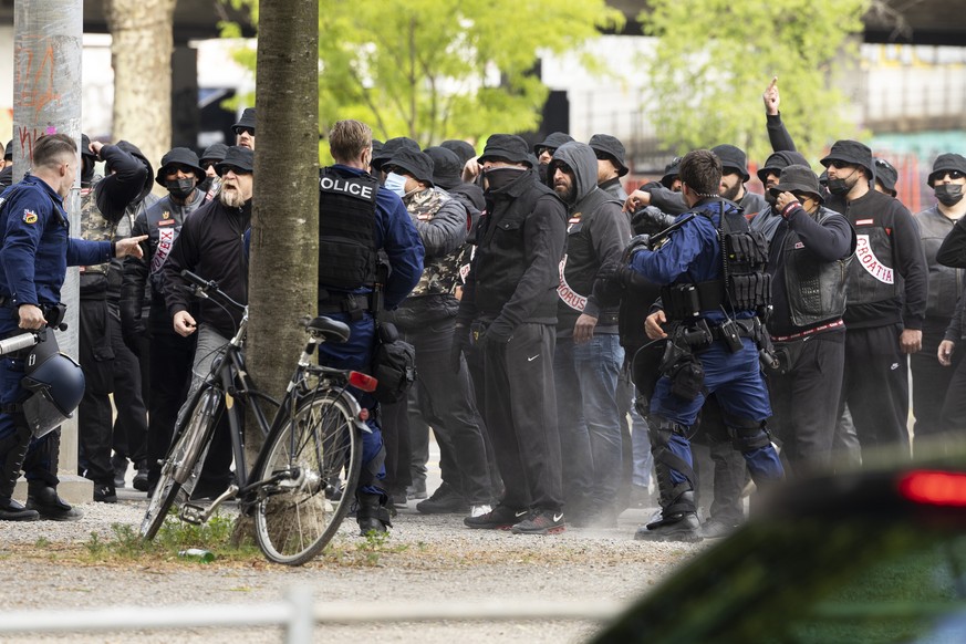 Polizisten stellen sich zwischen die Mitglieder der Hells Angels (im Bild) und Bandidos (nicht im Bild), um eine Konfrontation zu verhindern, in der Naehe des Gerichtsgebaeudes, waehrend dem Prozess u ...