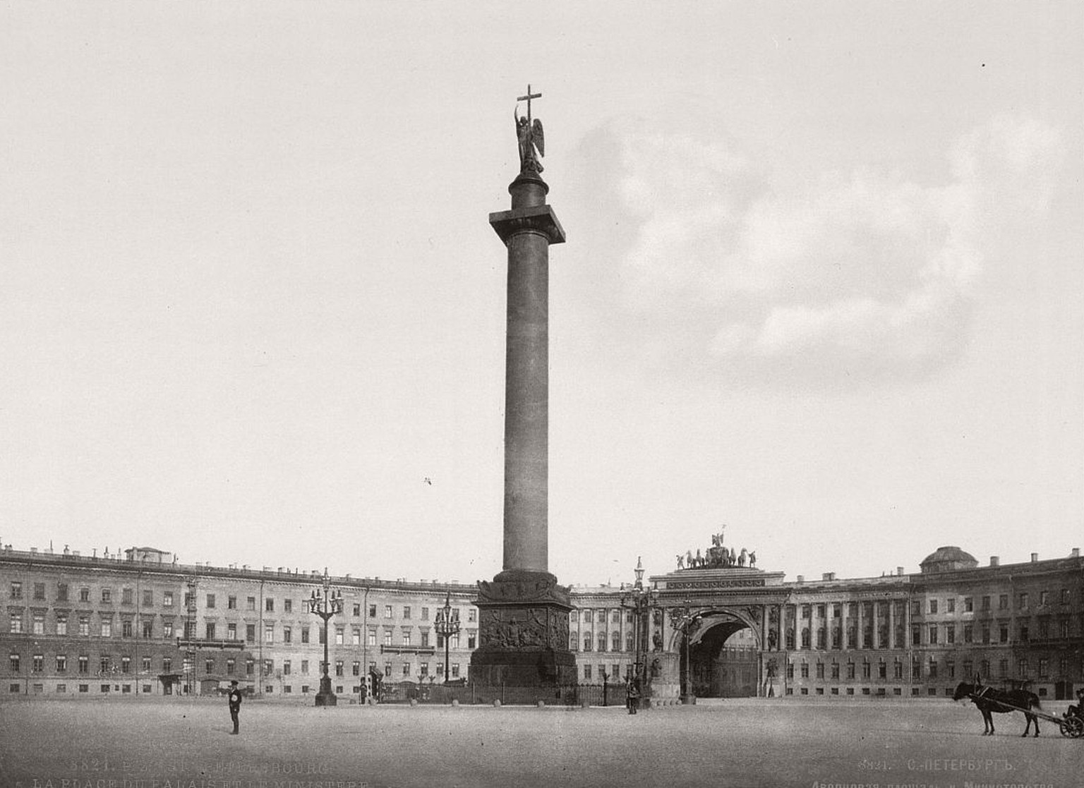 Der Palastplatz von St.Petersburg im 19. Jahrhundert: Im Zentrum steht die Alexandersäule. Der Engel, der die Züge des Zaren trägt, zeigt in den Himmel. Der Sieg Russlands über Napoleon entsprach also ...