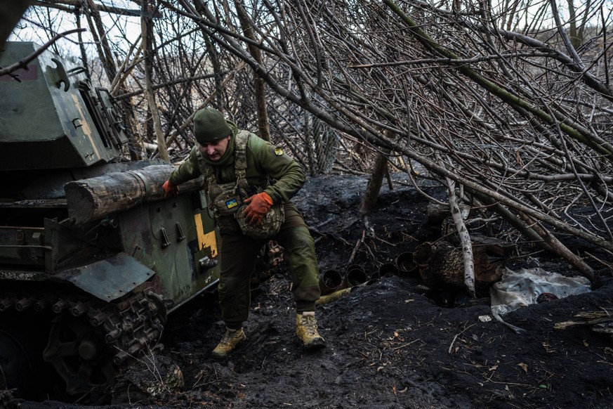 Military mobility of Ukrainian soldiers in the direction of Bakhmut BAKHMUT, UKRAINE - JANUARY 8: Ukrainian serviceman from 30th brigade operates a mobile howitzer in the direction of Bakhmut, Ukraine ...