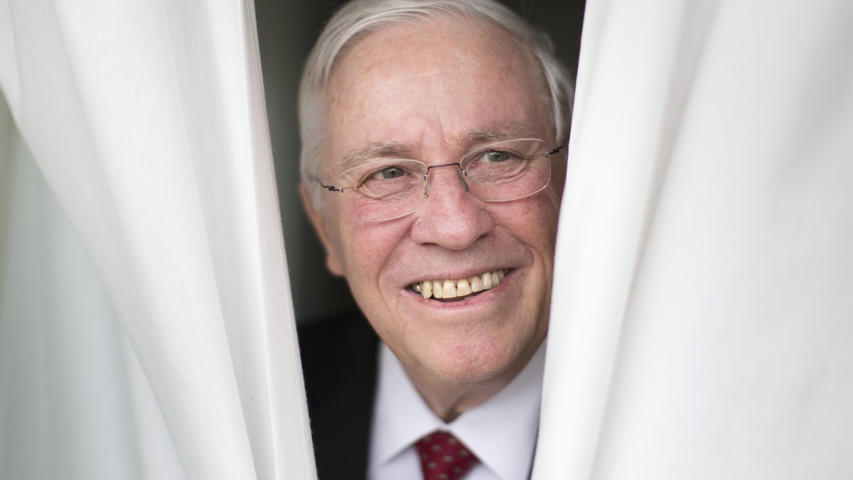 ARCHIV - ZUR MELDUNG ZUM STURZ VON ALTBUNDESRAT CHRISTOPH BLOCHER IM BUNDESHAUS STELLEN WIR IHNEN DIESES ARCHIVBILD ZUR VERFUEGUNG - Christoph Blocher posiert hinter einem Vorhang am Freitag, 9. Mai 2 ...