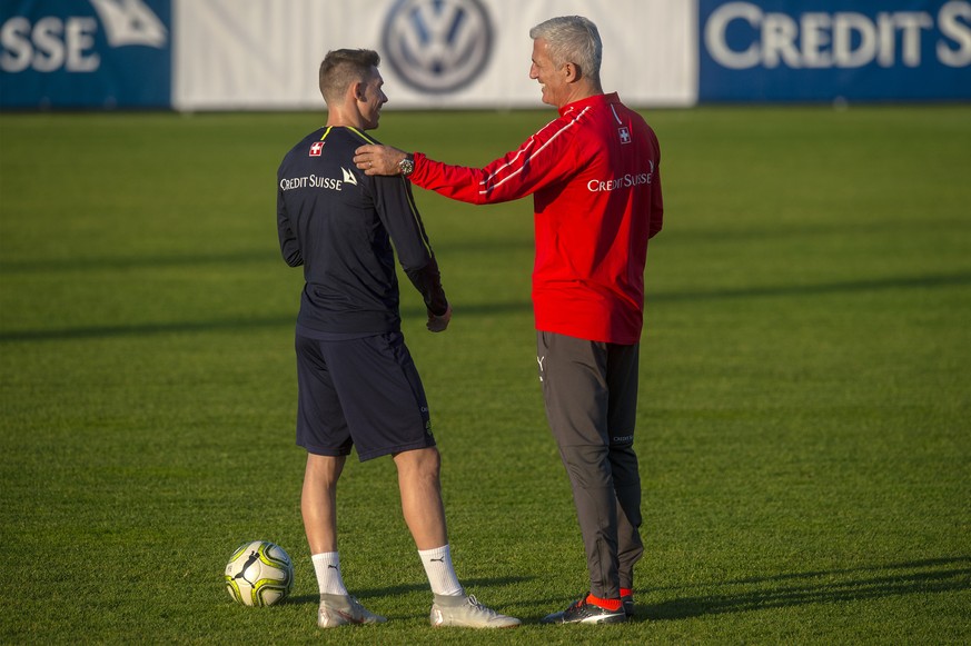 Christian Fassnacht und Trainer Vladimir Petkovic waehrend des Training der Schweizer Fussballnationalmannschaft im GC Campus in Niederhasli ,am Montag, 8. Oktober 2018. (KEYSTONE/Melanie Duchene)