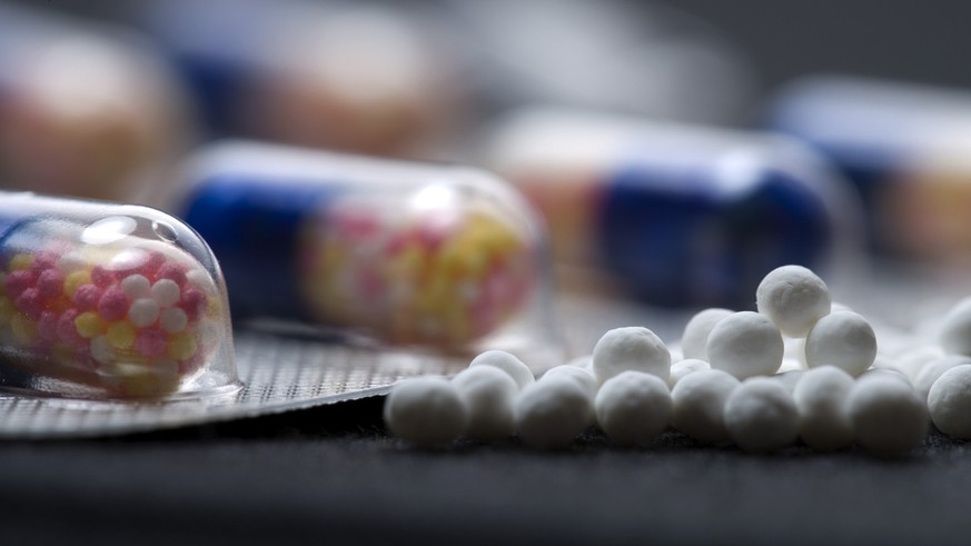 Homeopathic globules next to a package with classic mainstream capsules, pictured on May 14, 2009 in Zurich, Switzerland. (KEYSTONE/Gaetan Bally)

Homoeopathische Globuli neben eine Packung mit klassi ...