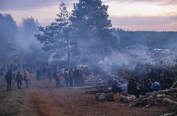 epa09579117 A camp of asylum-seekers, refugees and migrants on the Belarus-Polish border in the Grodno region, not far from the checkpoint Bruzgi, Belarus, 12 November 2021. Group of approximately 2,0 ...