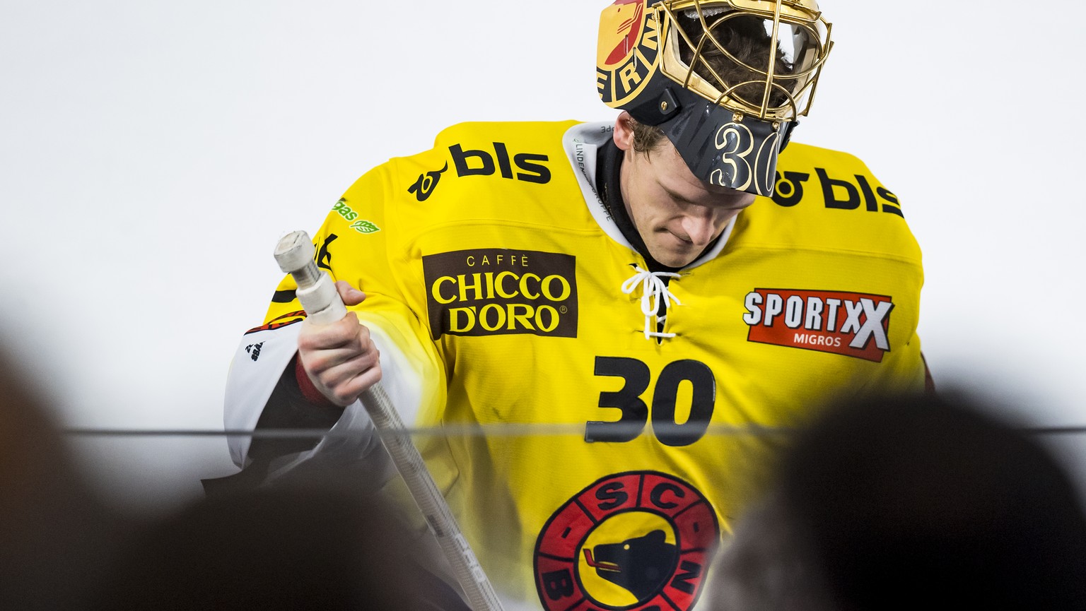 Le gardien bernois Leonardo Genoni, lors de la rencontre du championnat suisse de hockey sur glace de National League entre le Lausanne Hockey Club, LHC, et le SC Bern ce dimanche 18 novembre 2018 a l ...