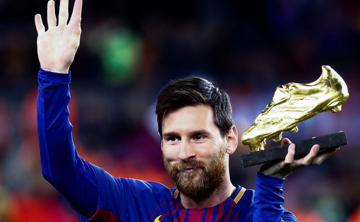 epa06396043 FC Barcelona's Argentinian striker Lionel Messi shows his golden boot before the Spanish First Division League 17th match between FC Barcelona and RC Deportivo at the Camp Nou stadium ...