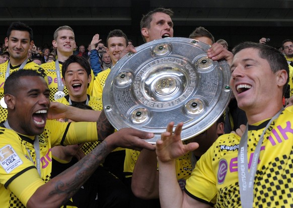 epa03207137 Dortmund&#039;s players around their captain Sebastian Kehl (C) celebrate with the Championship trophy after the Bundesliga soccer match between Borussia Dortmund and SC Freiburg at the Si ...