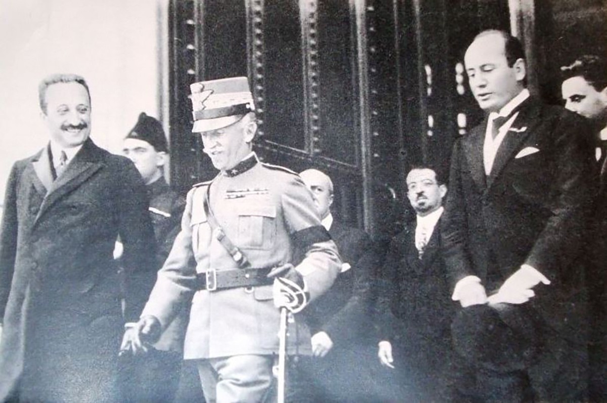 König Viktor Emanuel III. (Mitte) und Benito Mussolini (rechts) 1923 in Rom.
https://commons.wikimedia.org/wiki/File:Enrico_De_Nicola,_il_re_e_Mussolini_all%27uscita_di_Montecitorio,_Roma_1923.jpg