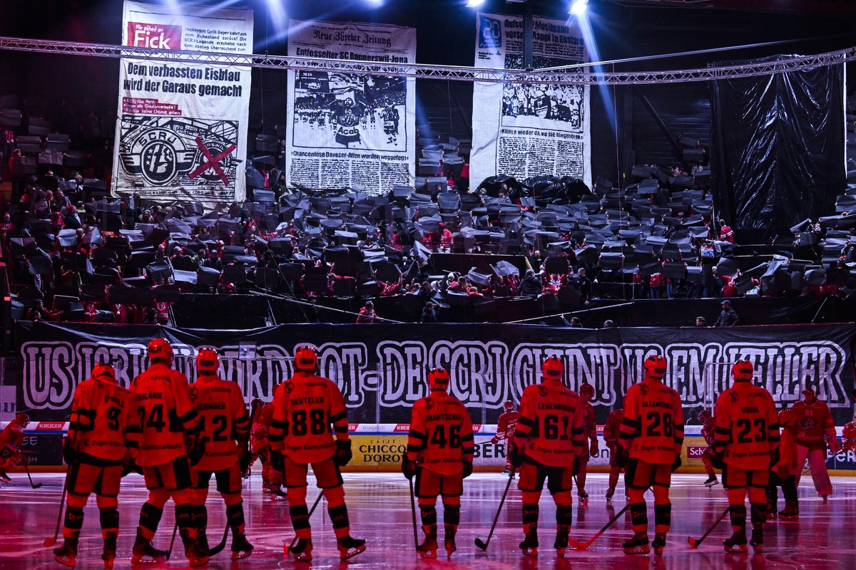 Choreo der Rapperswiler Fans mit dem Spruch "Us Iisblau wird rot - de SCRJ chunt us em Cheller" vor dem Eishockeyspiel der National League zwischen den Rapperswil-Jona Lakers und dem EV Zug, ...
