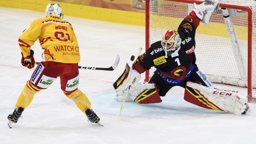 Biels Michael Huegli, links, schiesst ein Penalty gegen Berns Goalie Niklas Schlegel, rechts, beim Eishockey Meisterschaftsspiel der National League zwischen dem SC Bern und den EHC Biel, in der Postf ...