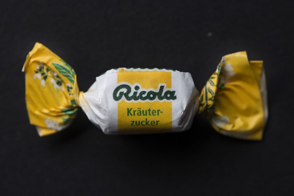 Die Aufpasserin hat statt Zigaretten Ricola an ihrer Handtasche.&nbsp;