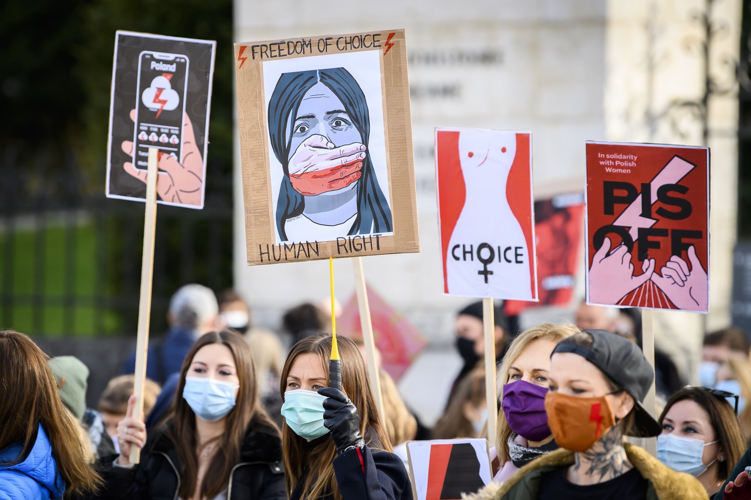 People protest in solidarity with Polish women after a top court ruled to further tighten Poland's strict abortion law on Saturday, November 7, 2020 in Bern, Switzerland.  (Anthony Anex/Keystone vi ...