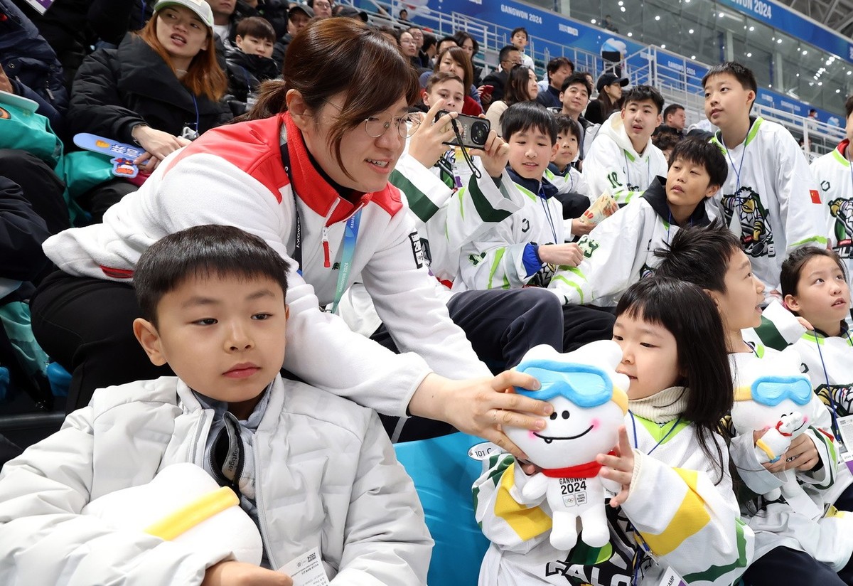 epa11115175 A handout photo made available by the South Korean Ministry of Culture, Sports and Tourism on 31 January 2024 shows Second Vice Culture and Sports Minister Jang Mi-ran gifting a stuffed to ...
