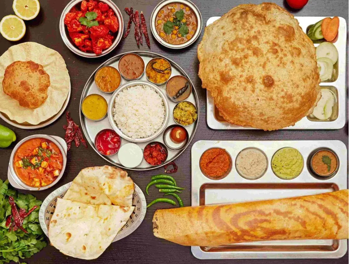 Die Menukarte von Saravanaa Bhavan bietet rund 300 Gerichte, von Thalis, über Dosas bis hin zu Biryani.
