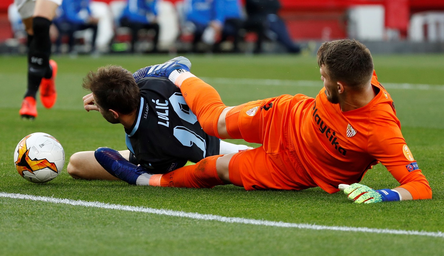 epa07383351 Sevilla&#039;s goalkeeper Tomas Vaclik (R) in action against Lazio&#039;s midfielder Senad Lulic (L) during the UEFA Europe League round of 32 second leg match between Sevilla FC and SS La ...