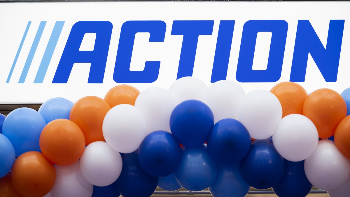 Das Logo des Discounter Action in Bachenbuelach ein, aufgenommen am Samstag, 5. April 2025. Die Schweiz ist das 13. Land, in dem der niederlaendische Non-Food-Discounter eroeffnet. (KEYSTONE/Ennio Lea ...