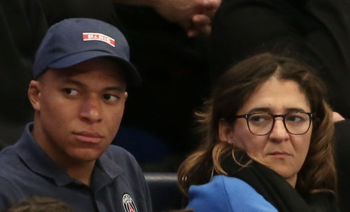 Kylian Mbappé avec sa mère et agente, Fayza Lamari.