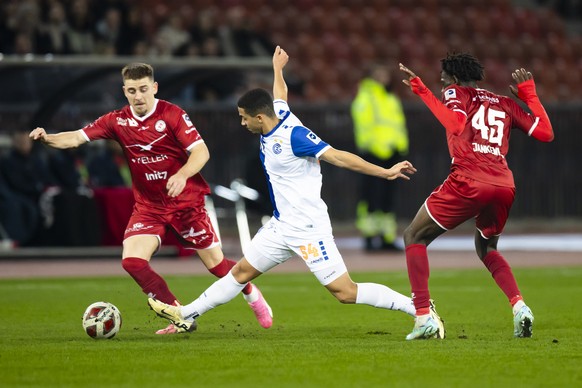 GCs Liam Bollati, Mitte, spielt um den Ball mit FC Winterthurs Basil Stillhart, links, und Alexandre Jankewitz, rechts, im Fussball Meisterschaftsspiel der Super League zwischen dem Grasshopper Club Z ...