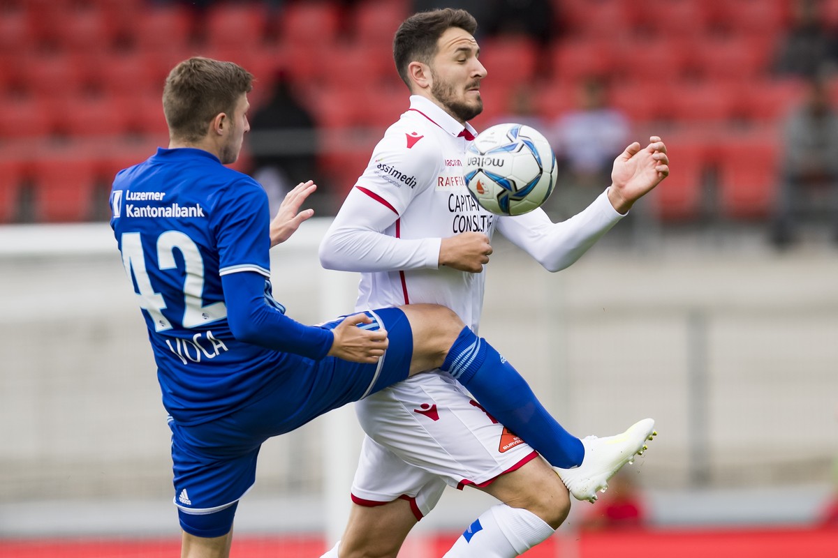 Le defenseur lucernois Idriz Voca, gauche, lutte pour le ballon avec le milieu valaisan Anto Grgic, droite, lors de la rencontre de football de Super League entre le FC Sion et le FC Luzern ce dimanch ...