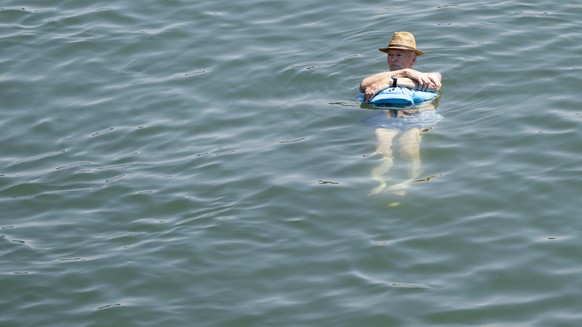 KEYPIX -Zahlreiche Schwimmerinnen und Schwimmer lassen sich bei grosser Hitze den Rhein herunter treiben und sich etwas abzukuehlen, am Samstag, 27, Juni 2026 in Basel, (KEYSTONE/Urs Flueeler)